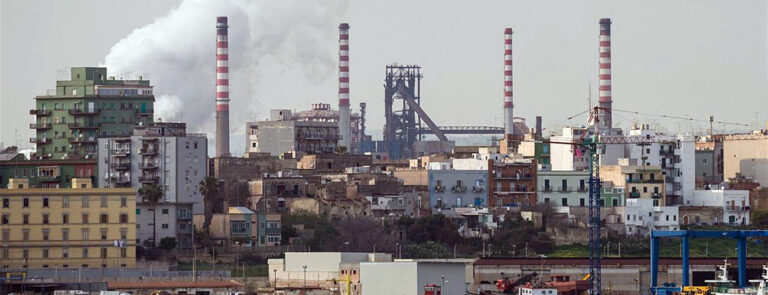 Scopri di più sull'articolo L’Ilva di Taranto: No ai ricatti. Un ambiente da risanare, una fabbrica da difendere