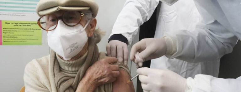 Scopri di più sull'articolo La vaccinazione a rilento degli over 80: un inaccettabile cinismo pseudo darwiniano, già praticato con le Rsa lo scorso anno – di Michele Lomonaco